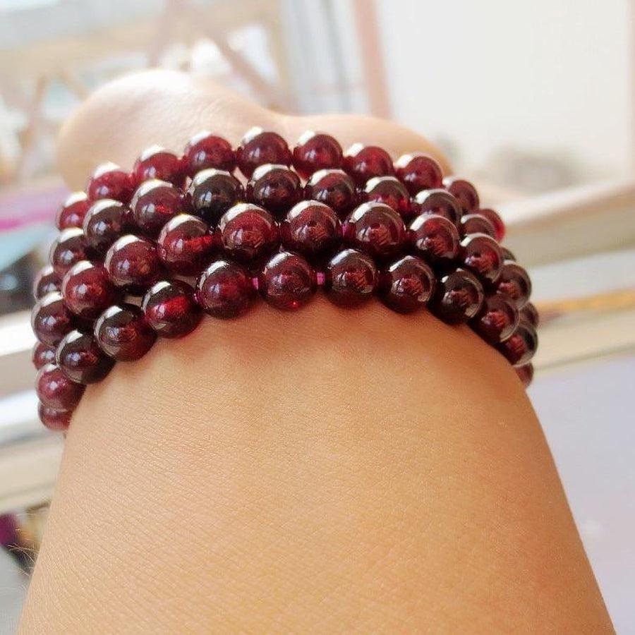 Bracelet en grenat avec perles polies sur fond blanc