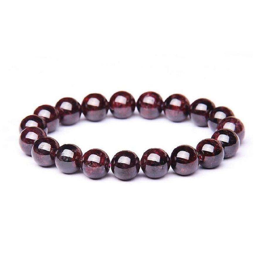 Bracelet grenat enroulé, mettant en valeur ses nuances rouges