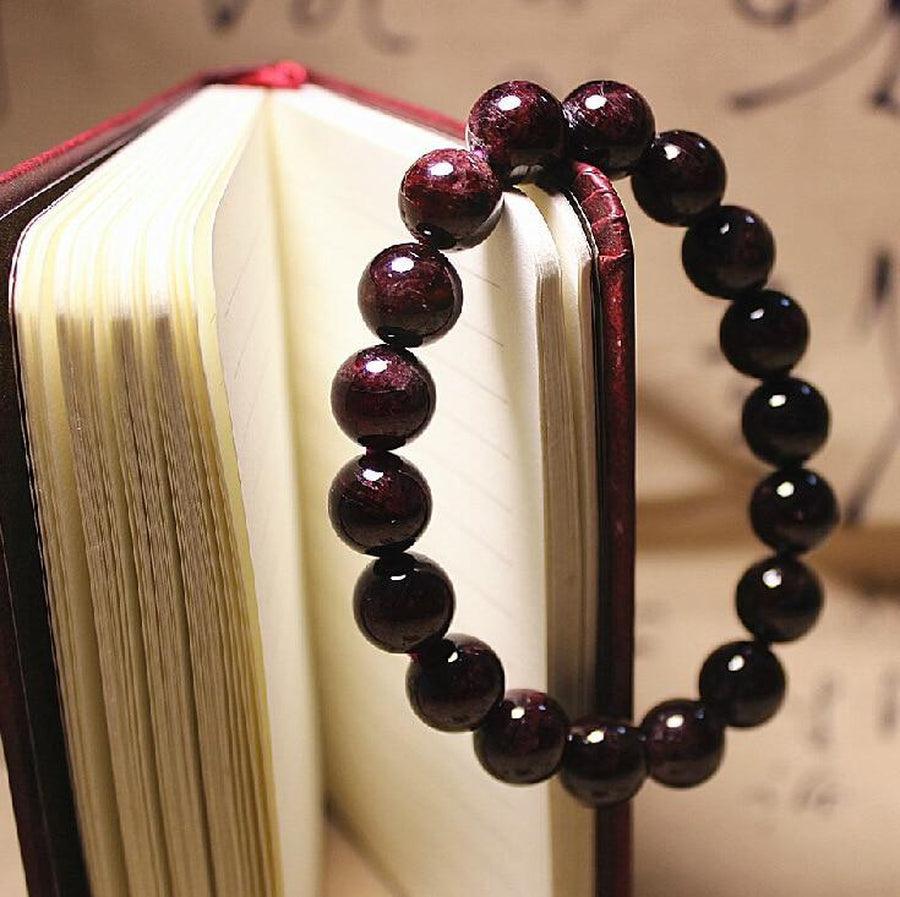 Vue latérale d'un bracelet grenat montrant sa texture lisse