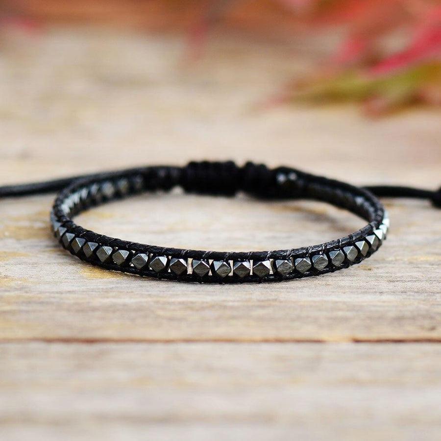 Détail des perles en hématite facettée et cordon en cuir