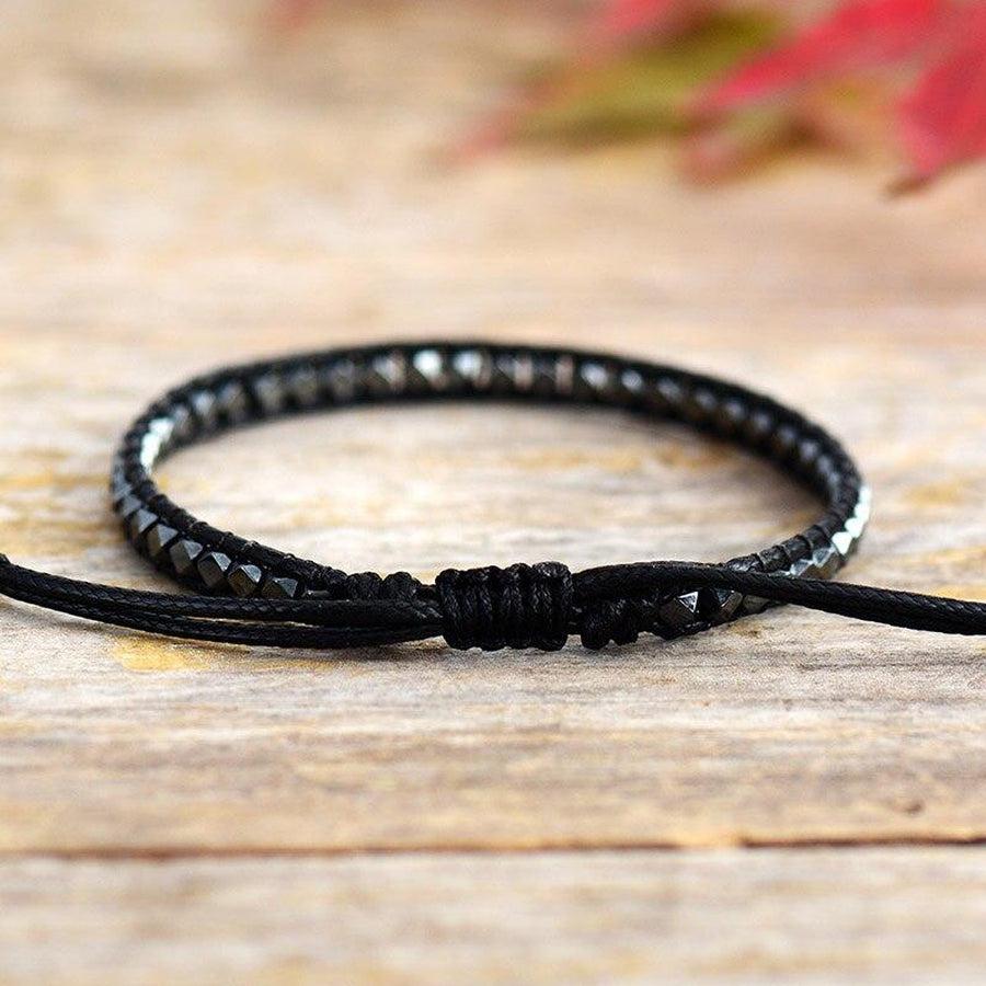 Gros plan sur les perles facettées du bracelet hématite