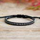 Bracelet hématite ajustable posé sur une surface claire