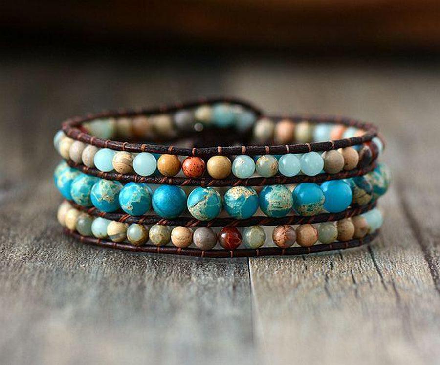 Vue rapprochée des perles en jaspe sur cuir véritable