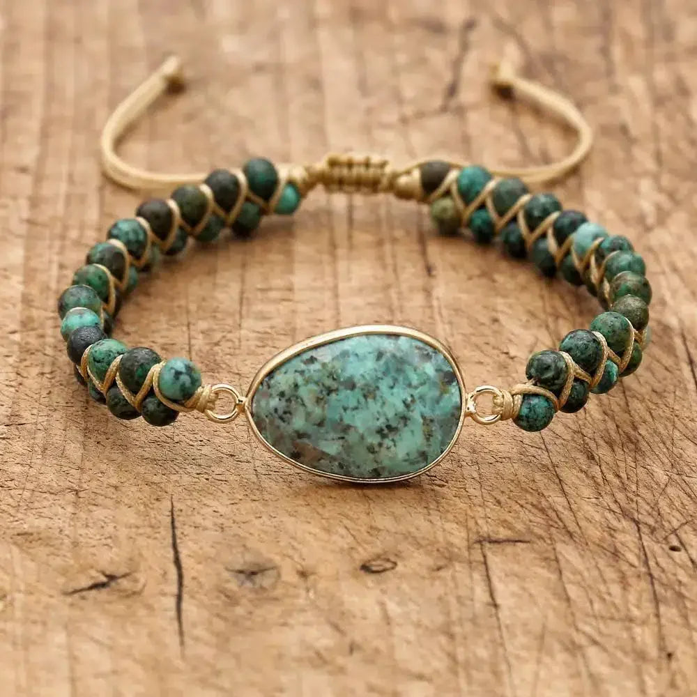 Gros plan sur le nœud de la chance du bracelet