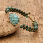 Vue rapprochée des perles de jaspe africain sur bracelet