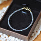 Gros plan sur les perles brillantes du bracelet