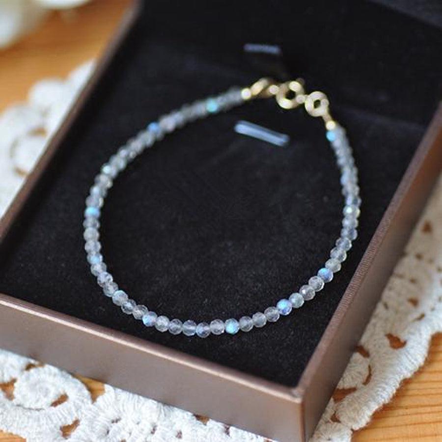 Gros plan sur les perles brillantes du bracelet