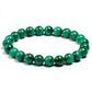 Bracelet en malachite posé sur une surface en bois
