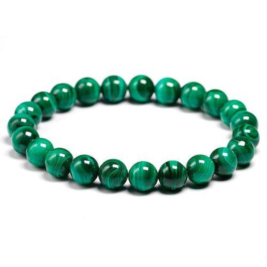 Bracelet en malachite posé sur une surface en bois