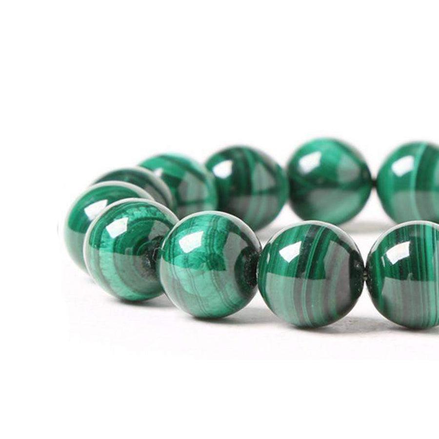 Gros plan sur les perles lisses du bracelet en malachite