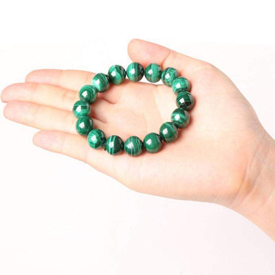 Vue latérale du bracelet montrant l'éclat des pierres vertes