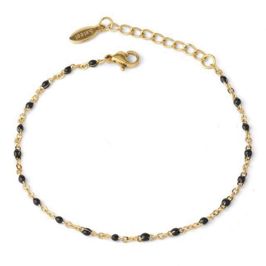 Gros plan sur le fermoir mousqueton du bracelet perlé