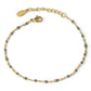 Ensemble de bracelets en différentes couleurs sur fond clair