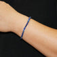 Gros plan sur les perles bleues du bracelet Lapis Lazuli