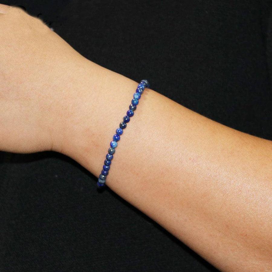 Gros plan sur les perles bleues du bracelet Lapis Lazuli