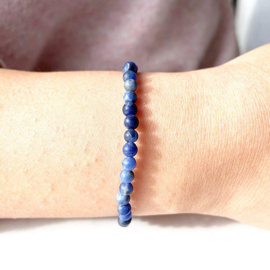 Gros plan sur perles de sodalite bleue du bracelet
