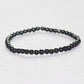 Bracelet extensible en tourmaline noire sur fond blanc