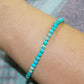 Gros plan sur perles turquoise de 4 mm du bracelet