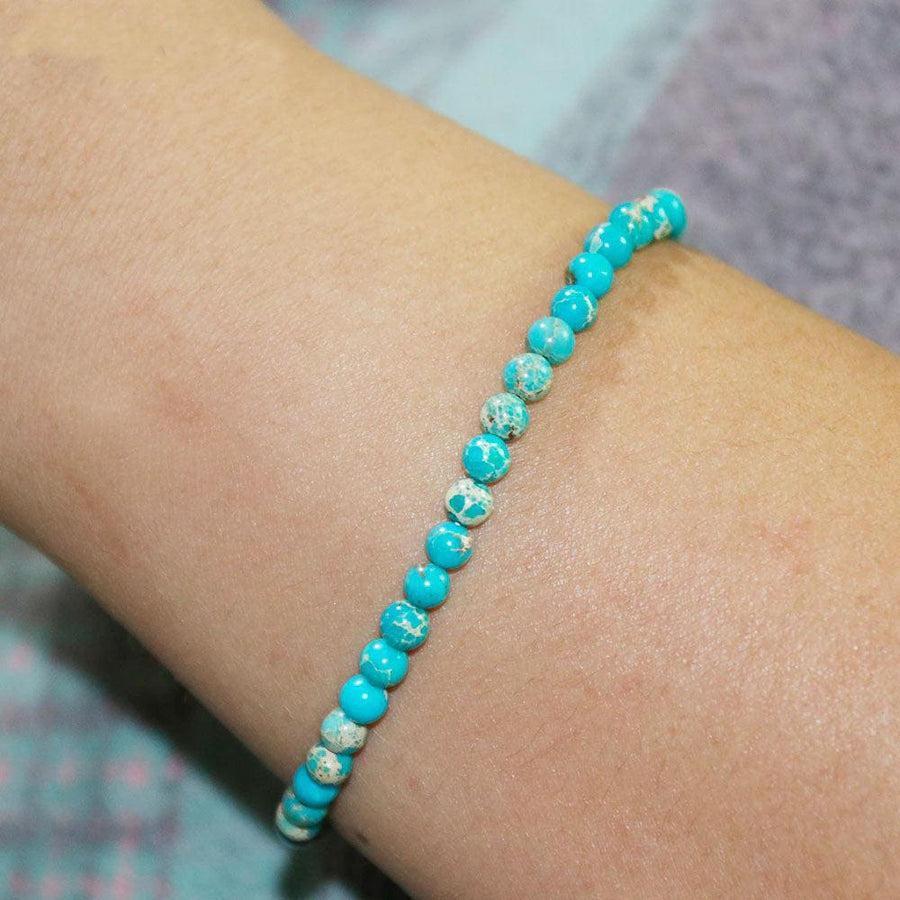 Gros plan sur perles turquoise de 4 mm du bracelet