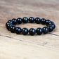 Gros plan sur les perles d'obsidienne noire, texture brillante