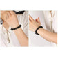 Gros plan sur les perles d'obsidienne noire du bracelet
