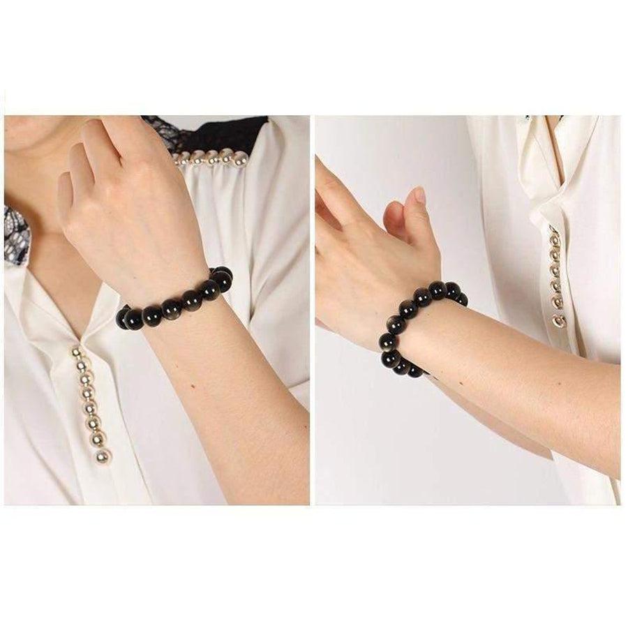 Gros plan sur les perles d'obsidienne noire du bracelet