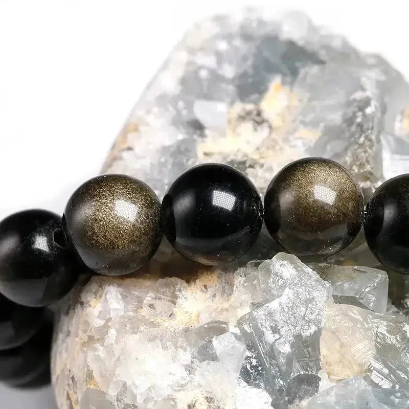 Gros plan sur les perles d'obsidienne du bracelet