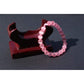 Gros plan sur les perles d'opale rose du bracelet