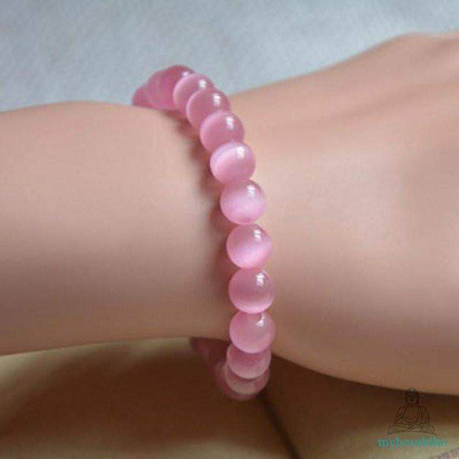 Détail des nuances de couleur des perles d'opale rose