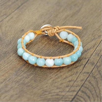 Détail des nuances bleues des perles d'Amazonite