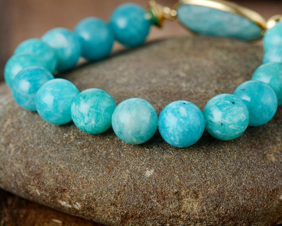 Perles d'Amazonite alignées, couleur bleu hypnotique
