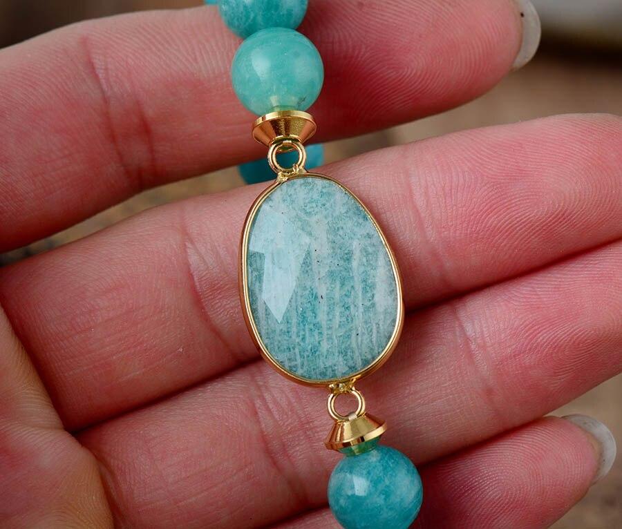 Bracelet posé sur une surface en bois, perles brillantes