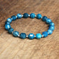 Bracelet en perles d'apatite bleue facettées sur fond blanc