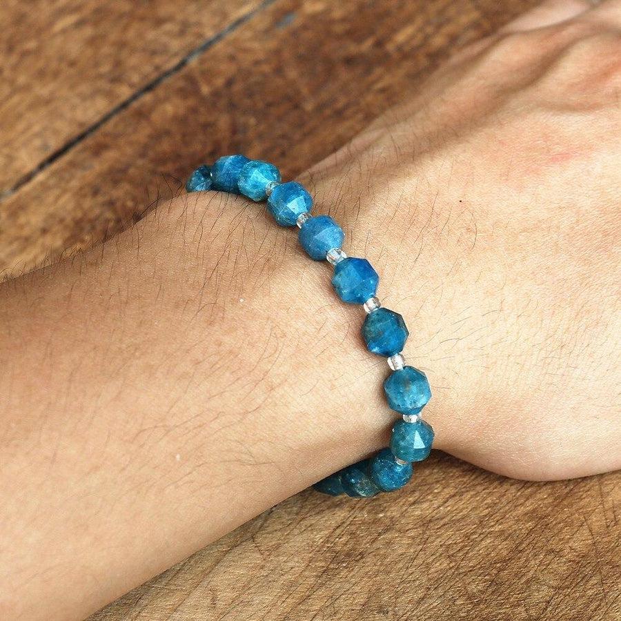 Gros plan sur les perles facettées du bracelet en apatite