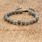 Bracelet en labradorite avec perles gravées sur fond blanc