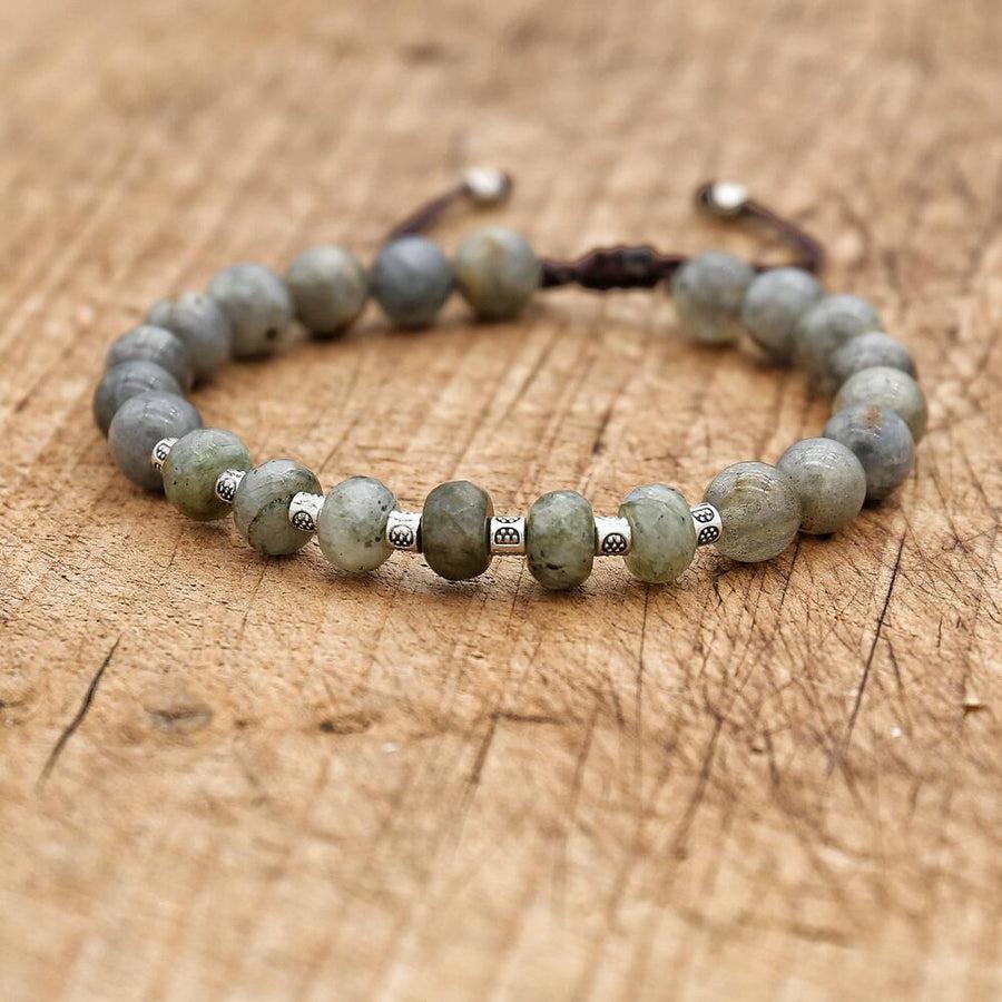 Bracelet en labradorite avec perles gravées sur fond blanc
