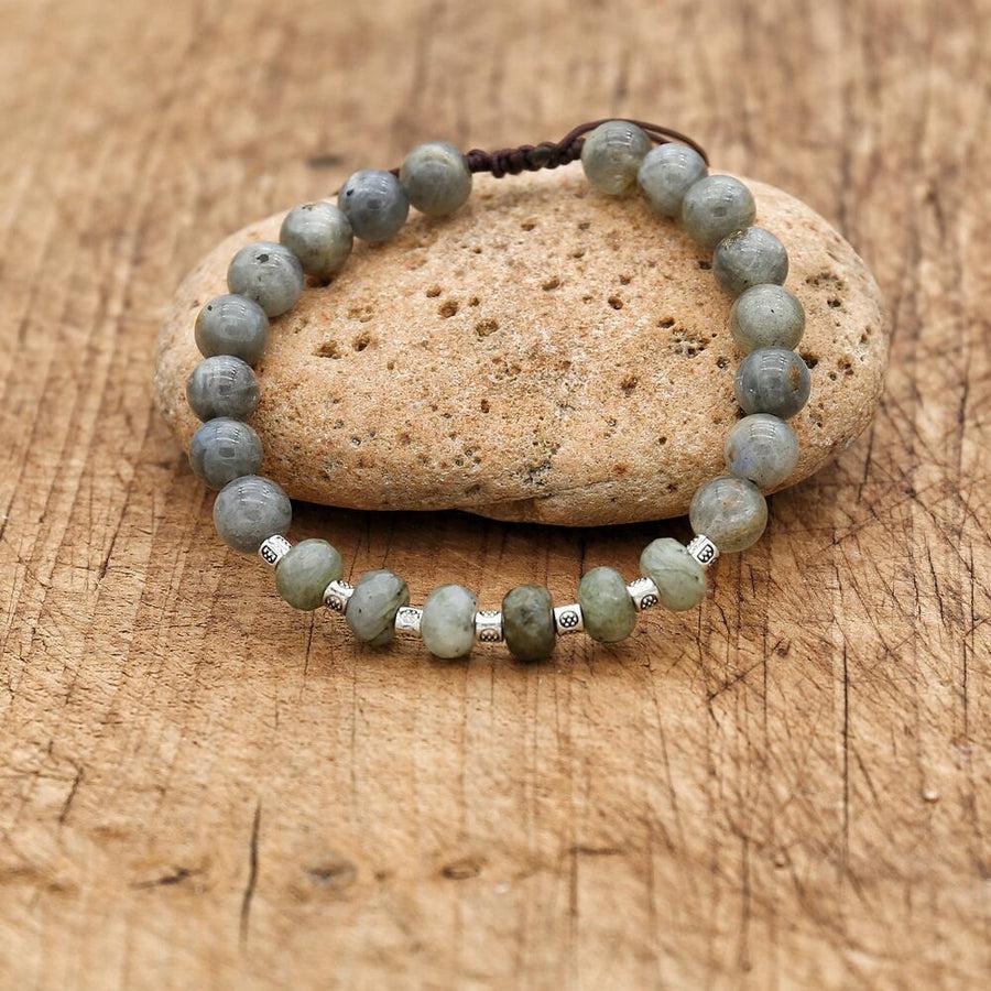 Gros plan sur perles de labradorite et nœud coulissant
