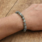 Vue latérale du bracelet en labradorite sur support marron