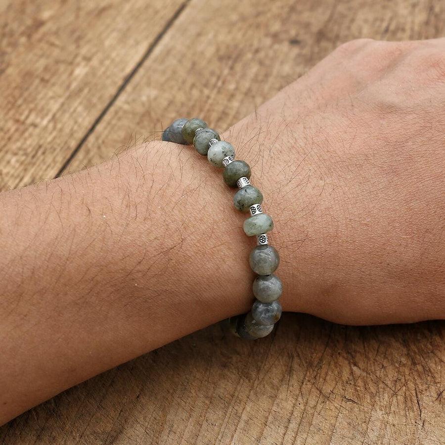 Vue latérale du bracelet en labradorite sur support marron
