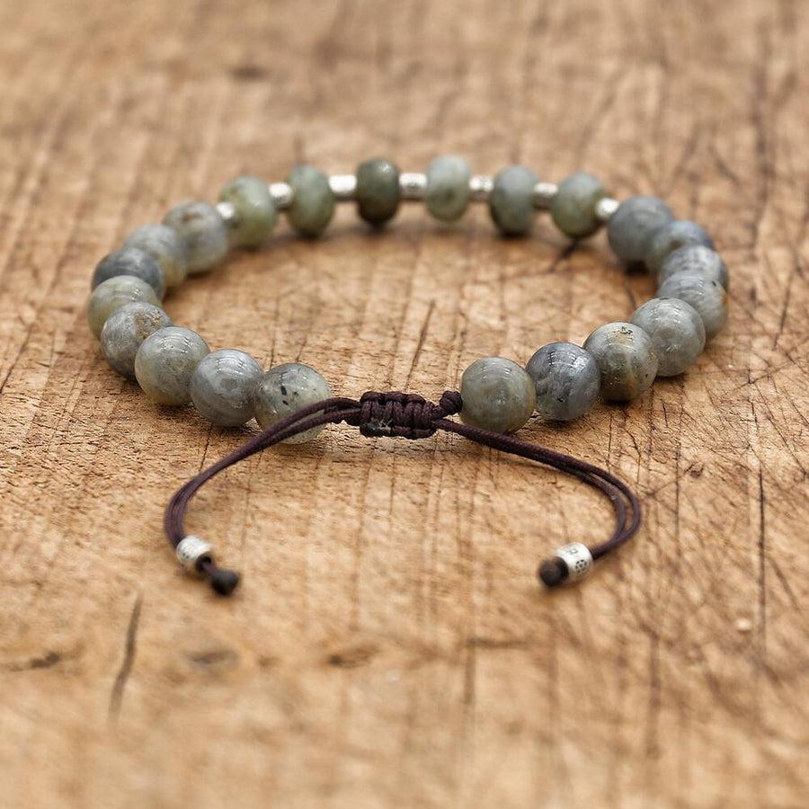 Détail des perles gravées et cordon ajustable du bracelet