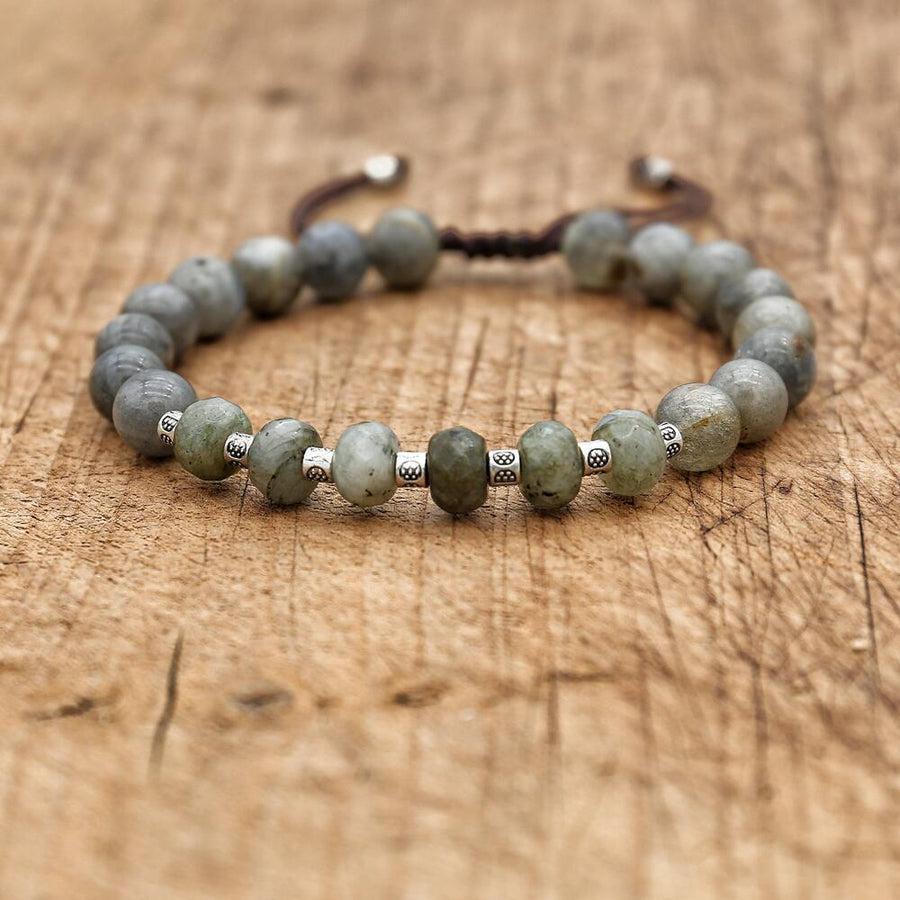 Bracelet en labradorite posé à plat, perles visibles