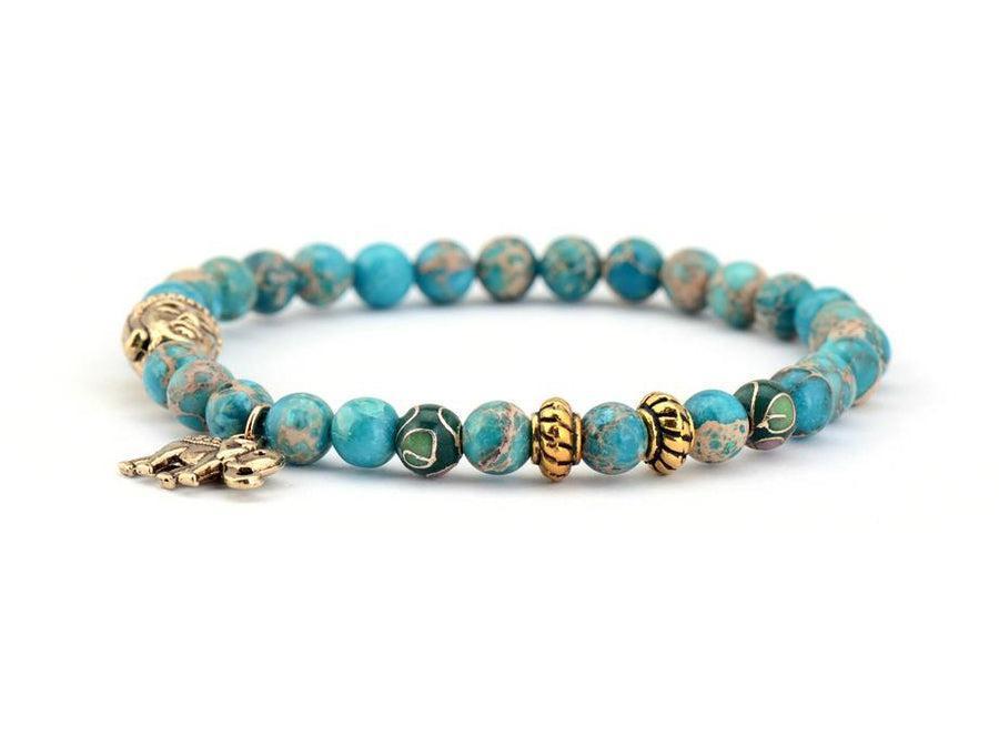 Vue détaillée du bracelet avec perles dorées et Bouddha