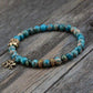 Gros plan sur perles turquoise et pendentif éléphant