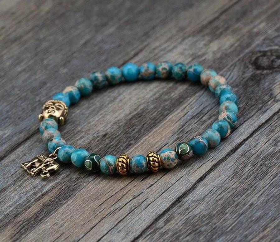 Gros plan sur perles turquoise et pendentif éléphant