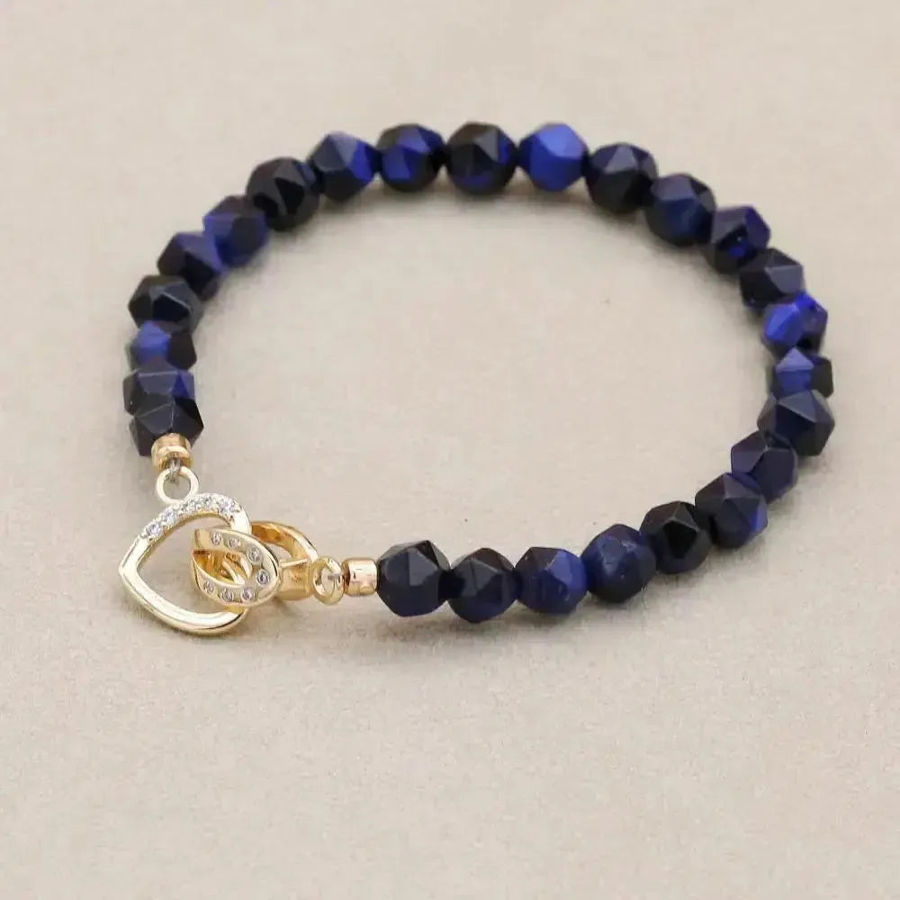 Bracelet porté au poignet, montrant sa taille et son élégance