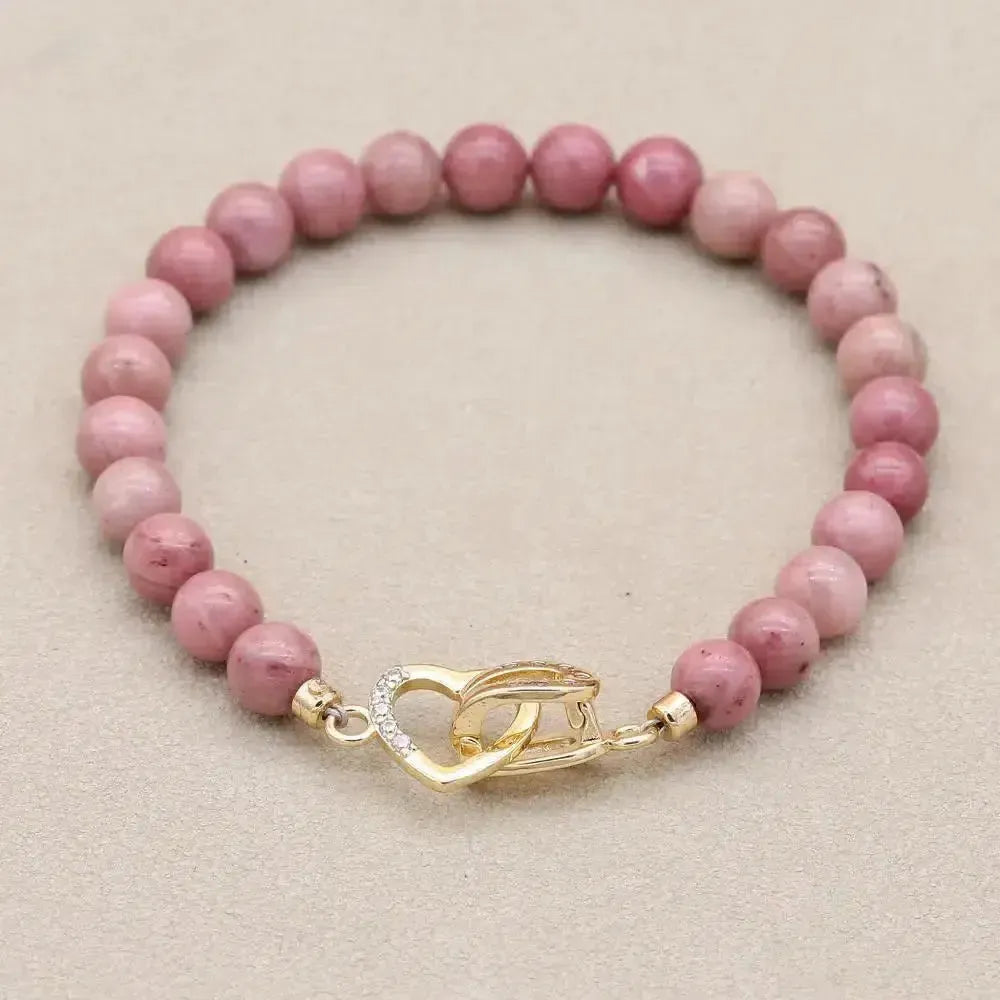 Vue rapprochée des perles d'œil de tigre bleu royal