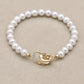 Image du bracelet soulignant l'éclat des perles bleues