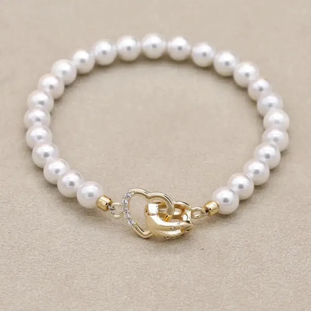 Image du bracelet soulignant l'éclat des perles bleues