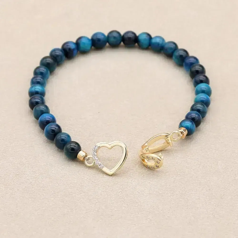 Zoom sur les perles d'œil de tigre bleu du bracelet