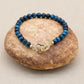 Vue latérale du bracelet montrant le fermoir cœur serti de zirconiums